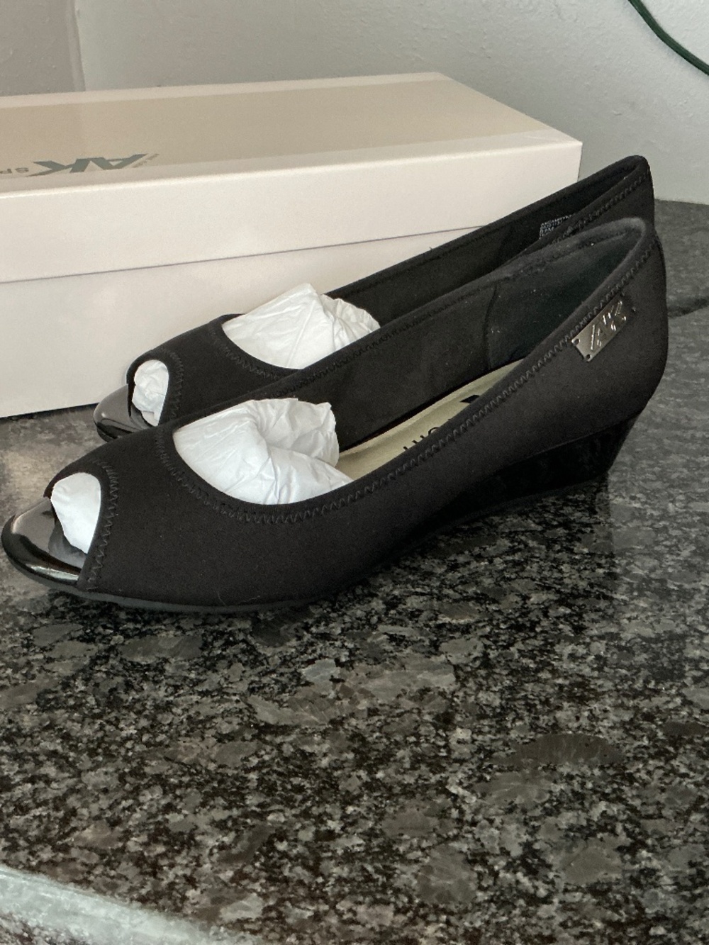Anne Klein wedge 8.5 med. NWT